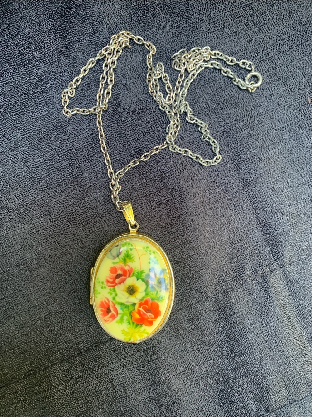 Gold-Tone Floral Oval locket vintage Necklace - Yellow, Red, Green